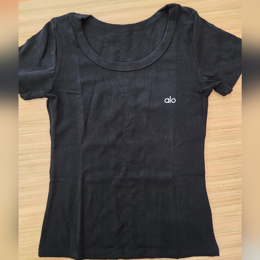 ALO Yoga Short Sleeve Ribbed Scoop Tee in Black